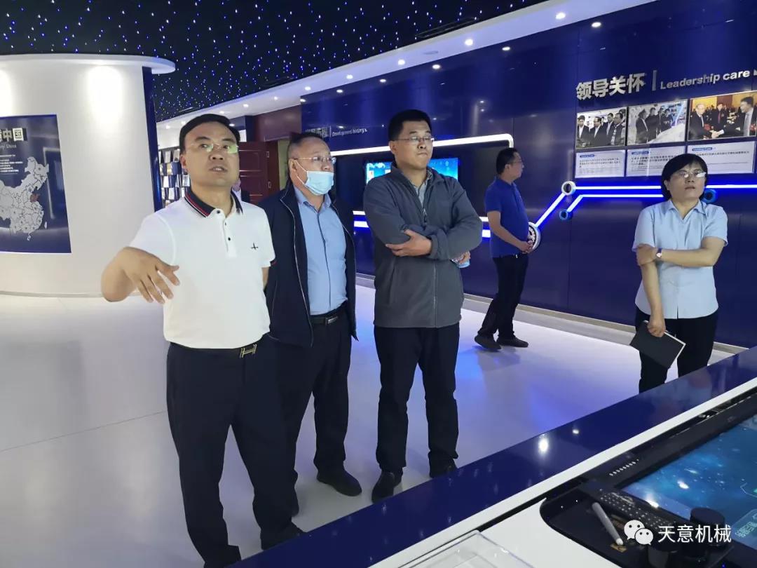 哈爾濱工業大學張教授、于教授蒞臨天意機械就智能焊接技術進行交流指導
